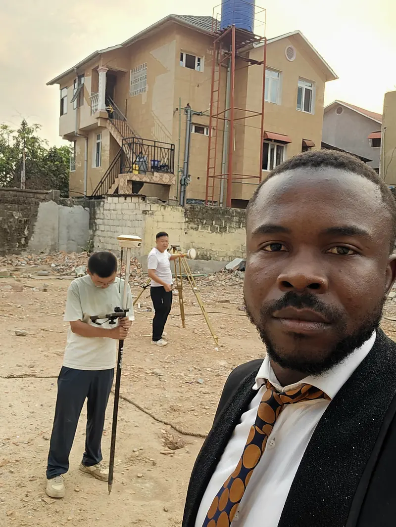 Chantier Brikin, Mabiala — Étude topographique du terrain avant construction.