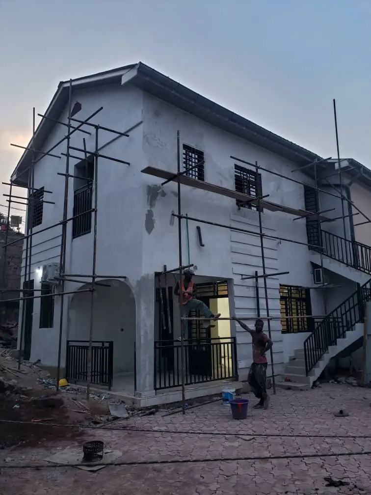 Chantier Kimbwala — Maison R+1 réalisée du gros œuvre aux finitions.