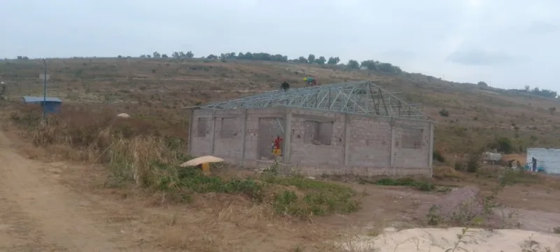 Charpente métallique, Maluku — Pose d'une charpente métallique dans la Zone économique spéciale de Maluku.